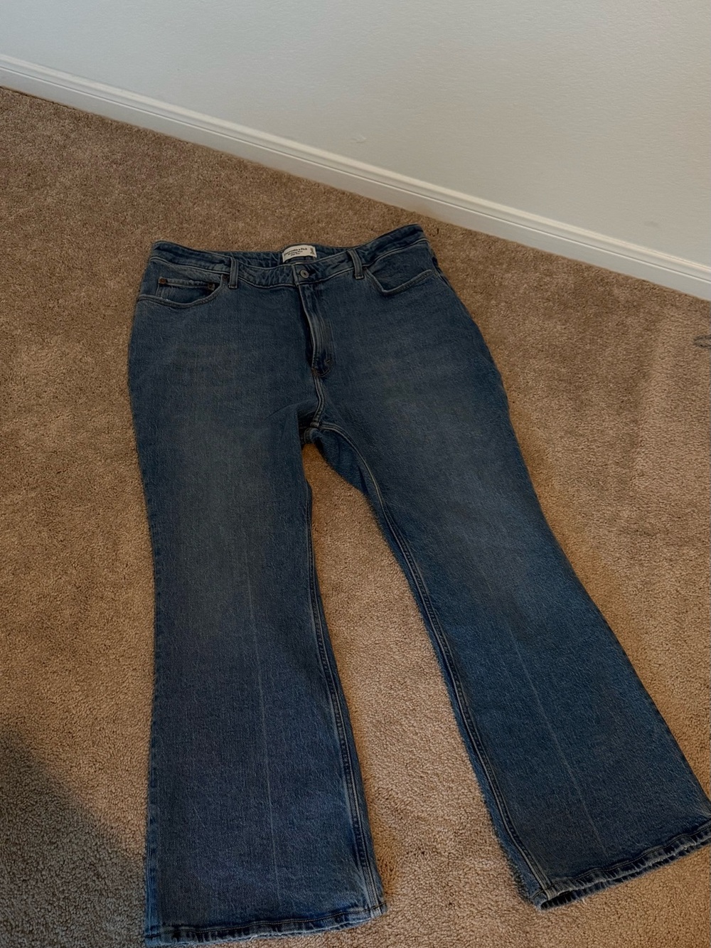 NWT Abercrombie Curve Love The Vintage Flare High Rise Jeans 34 Short/US 18S